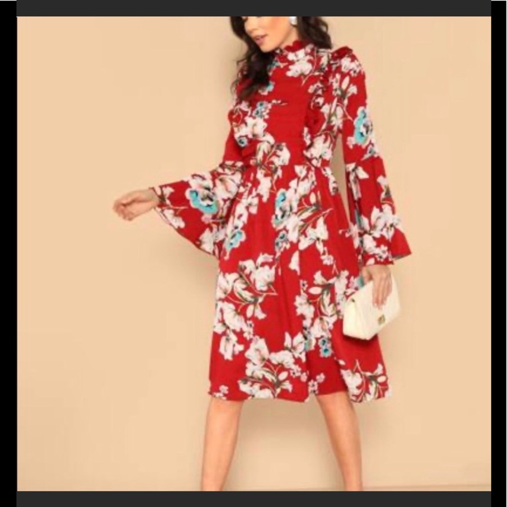 🆕❤️Ruffle Detail Bell Sleeve Flower Print Dress